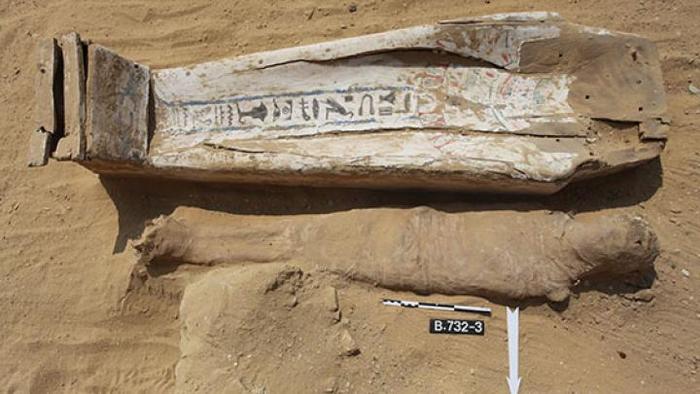 Мумий с ожерельями и ножными браслетами нашли у пирамиды Джосера