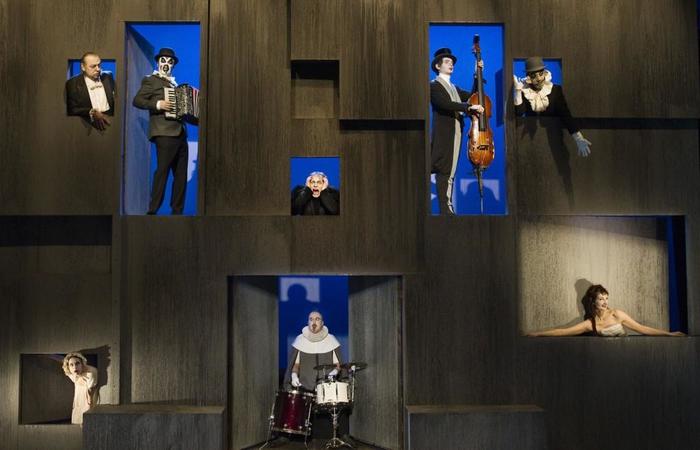 Группа The Tiger Lilies играет Гамлета на сцене театра Моссовета
