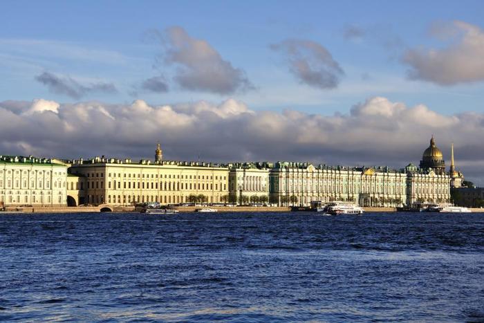 Прогулочный теплоход попробовал на прочность набережную в Санкт-Петербурге