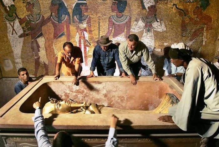 Знаменитый саркофаг Тутанхамона впервые покинул гробницу для реставрации