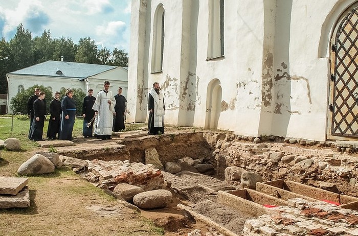  Уникальные саркофаги обнаружены в монастыре Великого Новгорода