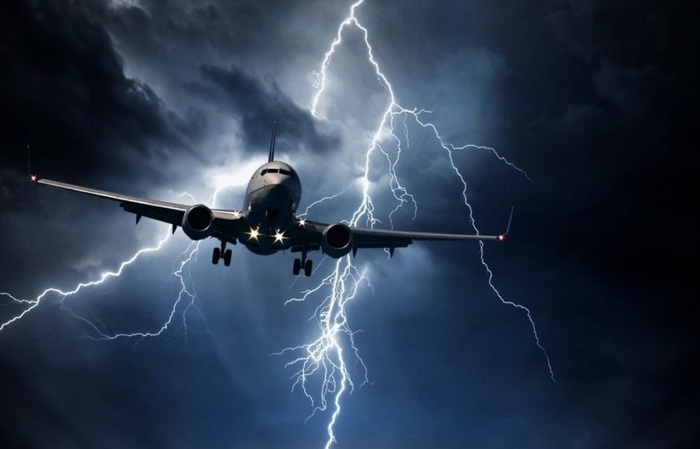 Российский самолет пустили в воздушное пространство Украины из-за грозы