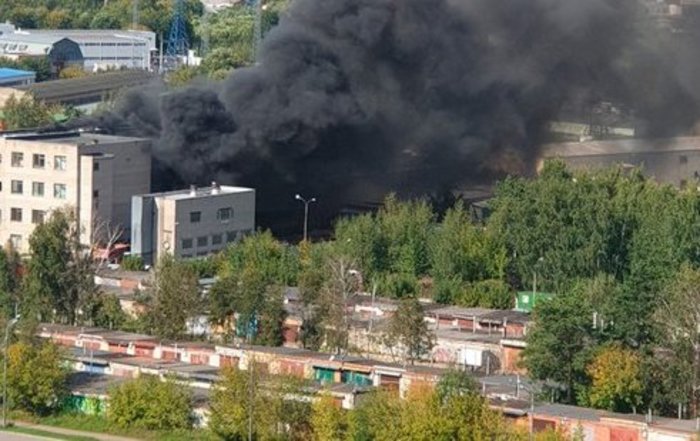 В Балашихе горит цех химического завода