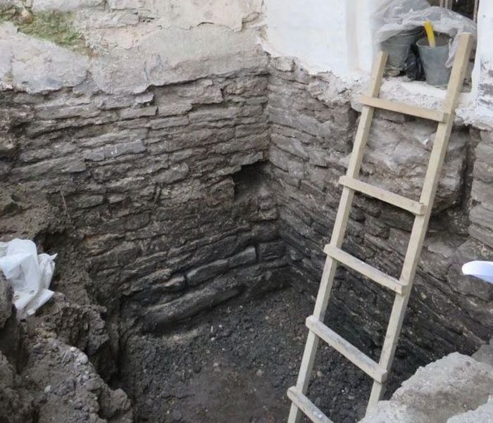 Холодильник XVII века нашли в Пскове