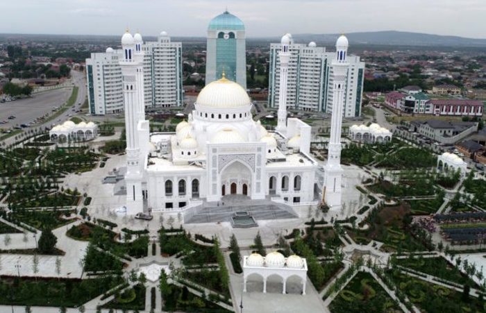 Самая большая мечеть в Европе открылась в Чечне