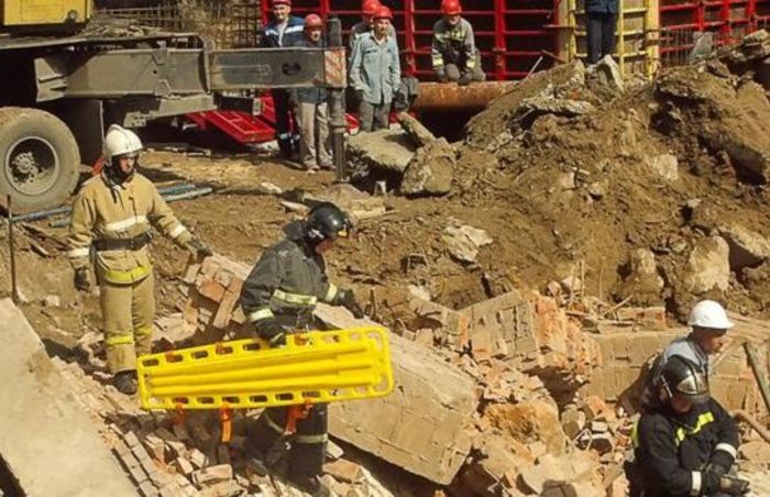 Из-под завалов в Новосибирске извлекли тела трех погибших