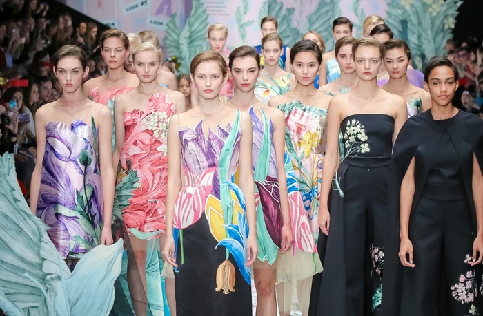 Россию на Неделе моды в Париже представляют 27 модельеров