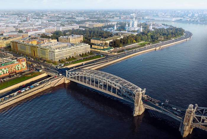 В Петербурге застройку Смольнинской набережной компенсируют благоустройством зеленых зон в центре города