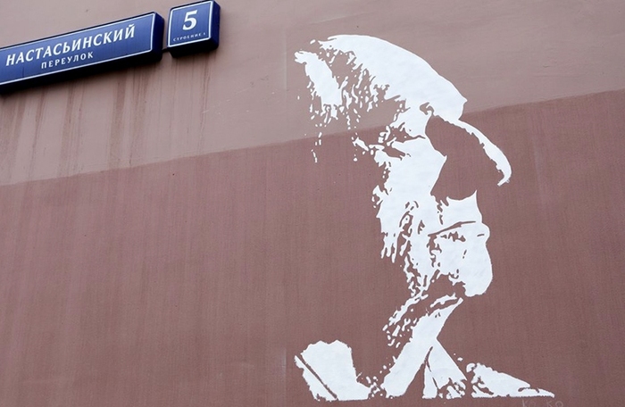 Граффити с портретом Захарова, созданное сотрудниками театра "Ленком", могут сохранить