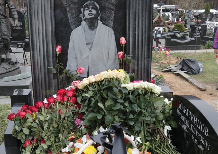 Памятник на могиле Караченцова открыли в день его рождения