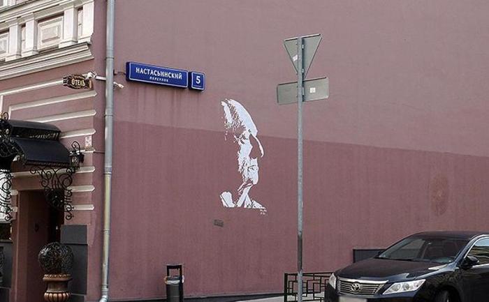 Артист "Ленкома" восстановил портрет Марка Захарова, который закрасили коммунальщики