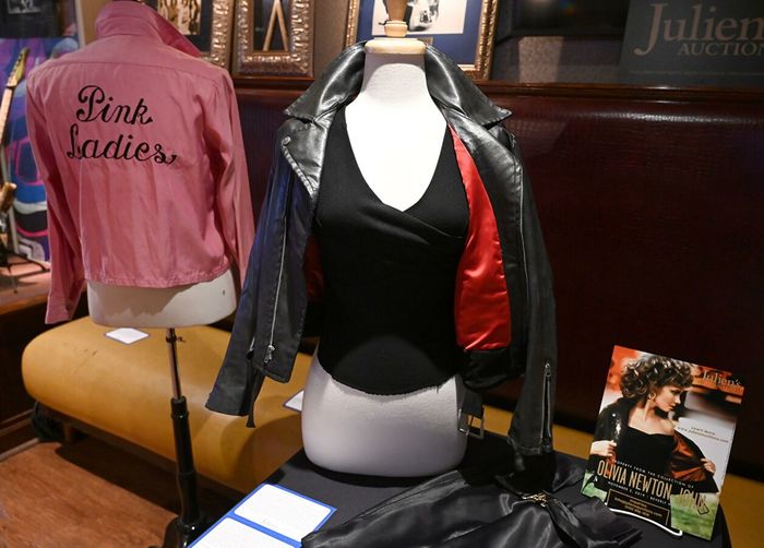 Кожаная куртка и брюки из фильма "Бриолин" ушли с молотка - СМИ