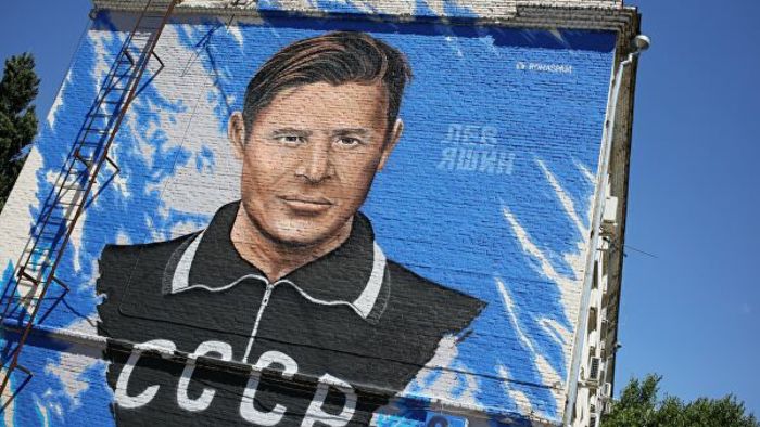 Российские артисты и политики играют в "арт-футбол" в честь юбилея Льва Яшина