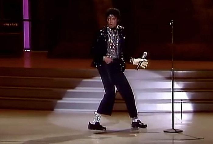 Сверкающие носки Майкла Джексона продадут с молотка за $1000 000