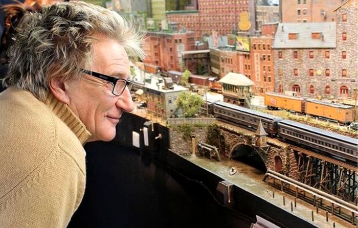 Музыкант Род Стюарт 26 лет строил макет города с железной дорогой