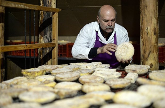 Французы наградили медалью российского фермера, научившегося делать хороший сыр