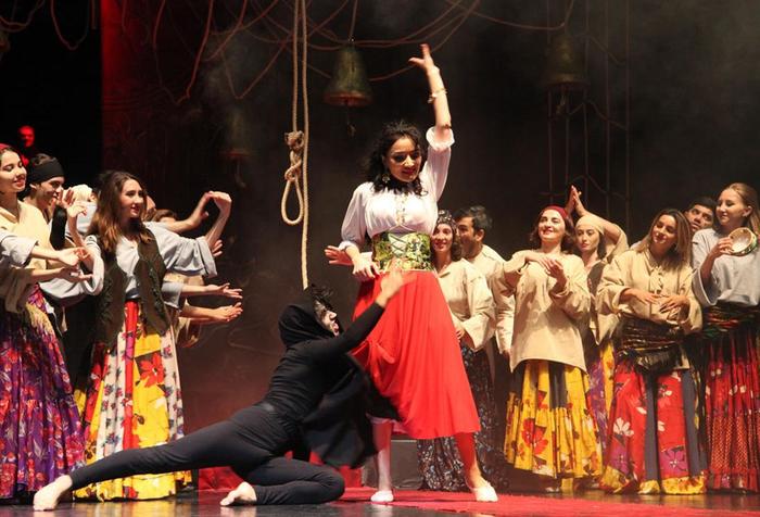 "Собор Парижской Богоматери" Гюго поставили в театре в Баку