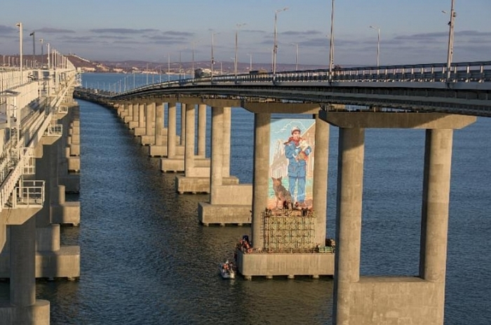 Крымский мост украсил 20-метровый рисунок