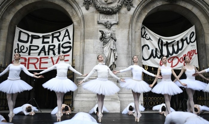"Лебединое озеро" в Париже стало символом протеста балерин против пенсионной реформы