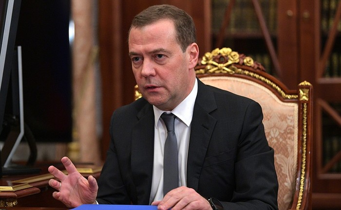 Медведев: к отставке правительства нужно относиться спокойно