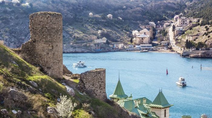 Археологи нашли древний арсенал в крепости Чембало в Крыму