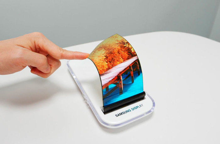 Samsung представил гибкий смартфон