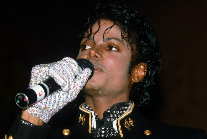 Знаменитая перчатка Майкла Джексона ушла с молотка