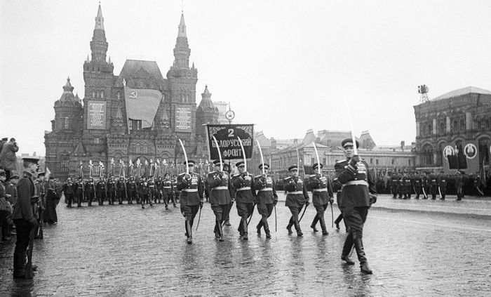 Парад Победы 1945 года покажут российские телеканалы 9 мая
