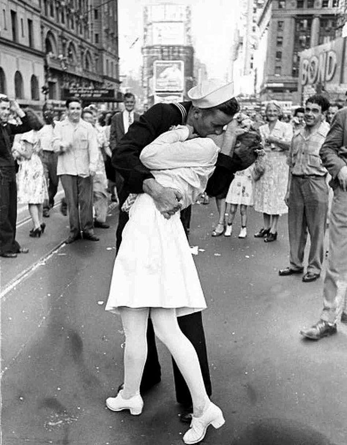 Легендарному снимку "Поцелуй на Таймс-сквер" исполняется 75 лет