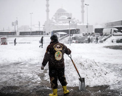 Стамбул встал из-за сильного снегопада - СМИ
