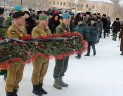 Штандарт Международной Вахты памяти "Нас миллионы панфиловцев" передан Казахстану