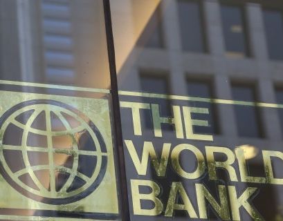 Всемирный банк поднял прогноз по средней цене на нефть на $3