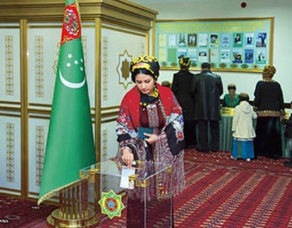 Туркменистан проводит досрочное голосование на президентских выборах