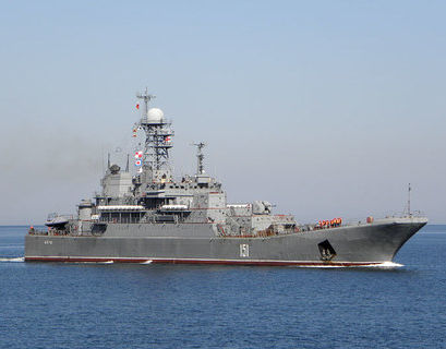 Под Крымским мостом впервые прошел боевой корабль (ВИДЕО)