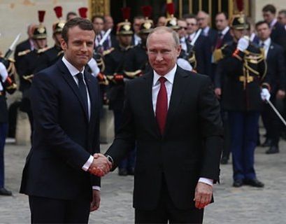 Макрон держит курс на укрепление отношений с Россией - МИД Франции  