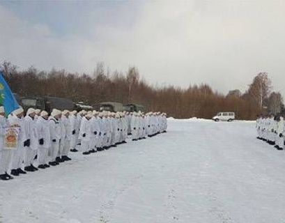 Российские и белорусские десантники провели лыжный переход в честь 100-летия Красной армии