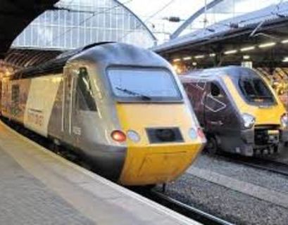 Поезд привез пассажиров в другой город в Британии
