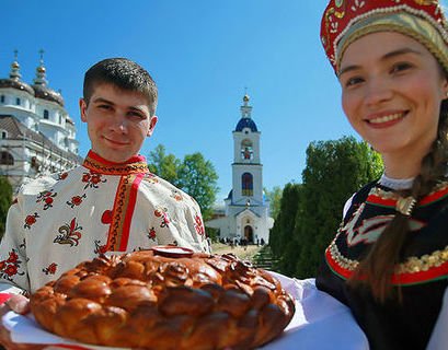 Россияне гордятся своими гостеприимством и трудолюбием - соцопрос