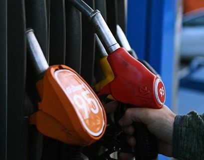 Россияне не верят в дешевый бензин (соцопрос)