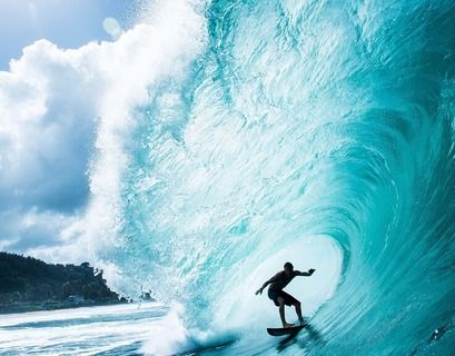 Серфер укротил гигантскую волну в Португалии (ВИДЕО) 