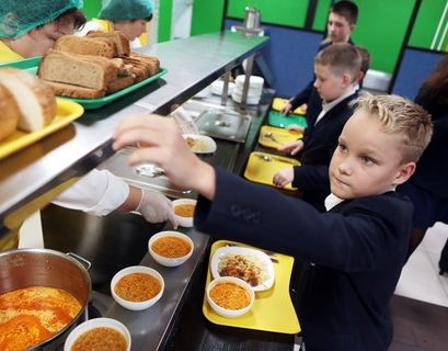 Детей в российских школах будут кормить здоровым питанием 