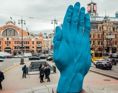 Ленина заменила синяя рука в Киеве 