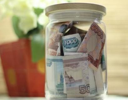 Две трети россиян откладывают сбережения в рублях - опрос