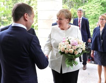 Бывший глава протокола президента прокомментировал вручение букета Меркель