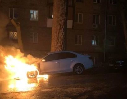 В Киеве подожгли автомобиль с российскими дипномерами