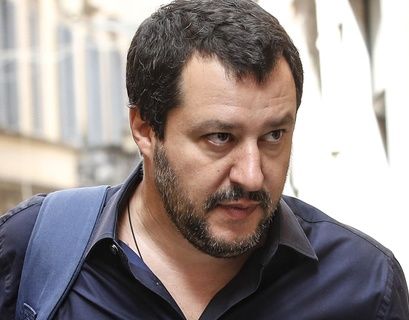 Глава МВД Италии раскатал бульдозером виллы цыганской мафии