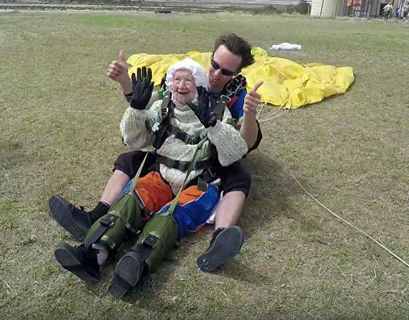 Столетняя австралийка прыгнула с парашютом из-за смерти дочери