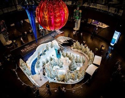 Крупнейший в мире новогодний шар установлен в Дубае 