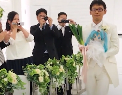 В Токио невестой стала голограмма