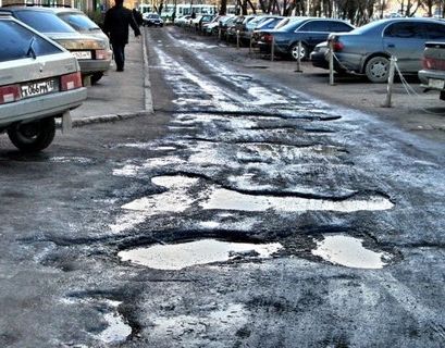 Россияне стали в три раза чаще жаловаться на дороги